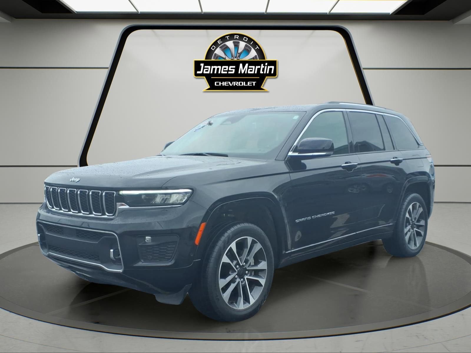 2023 Jeep Grand Cherokee Overland in Diamond Black Cry — front three-quarter view